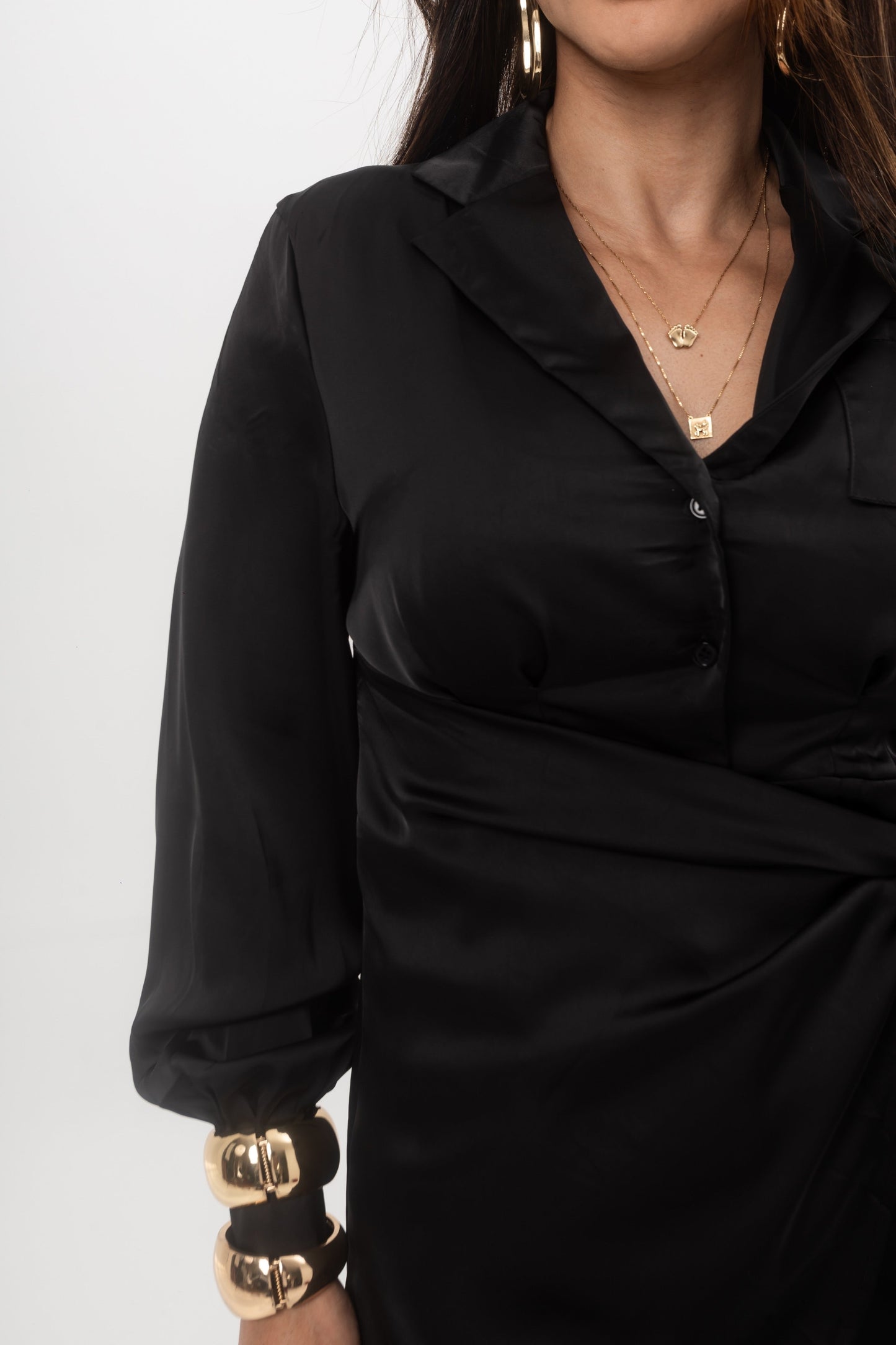 Robe noire à nouer en satin