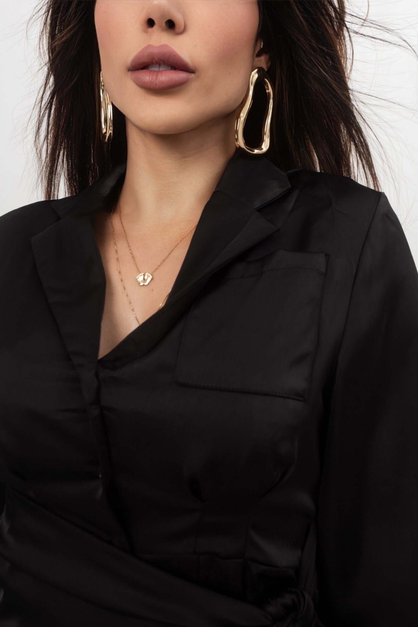 Robe noire à nouer en satin