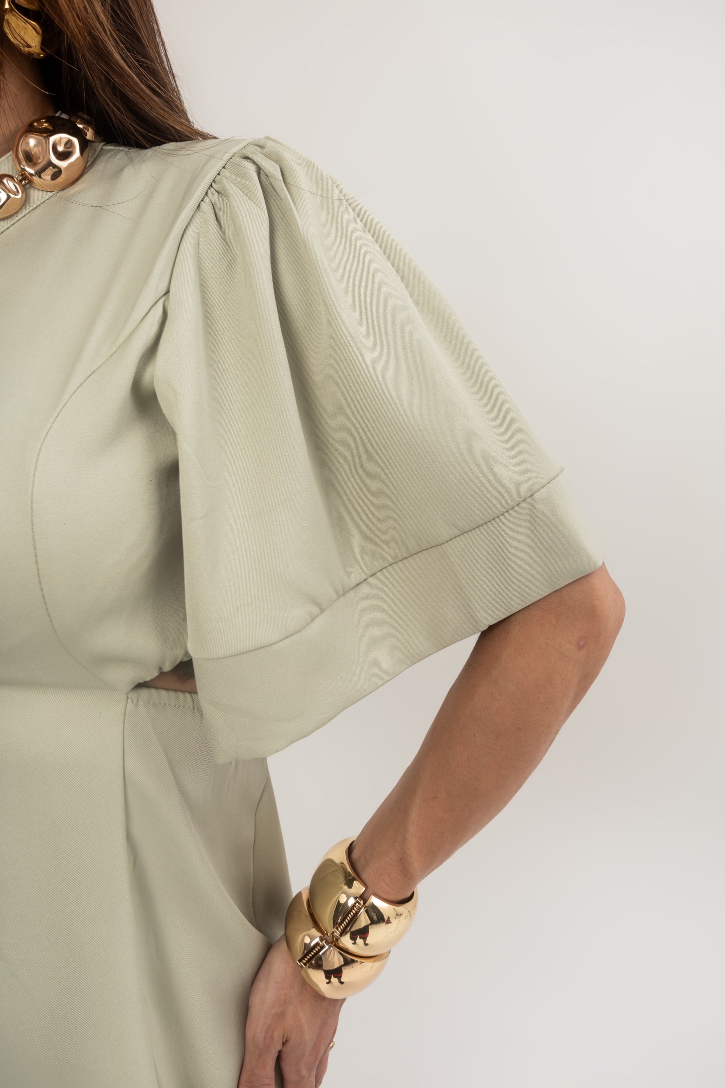 Robe verte croisée dans le dos