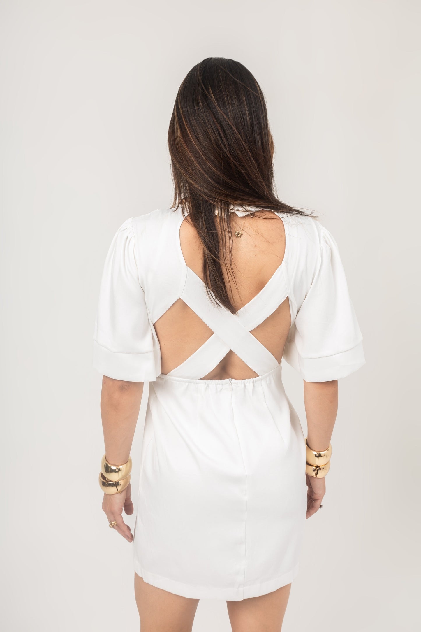 Robe blanche avec décolleté croisé dans le dos