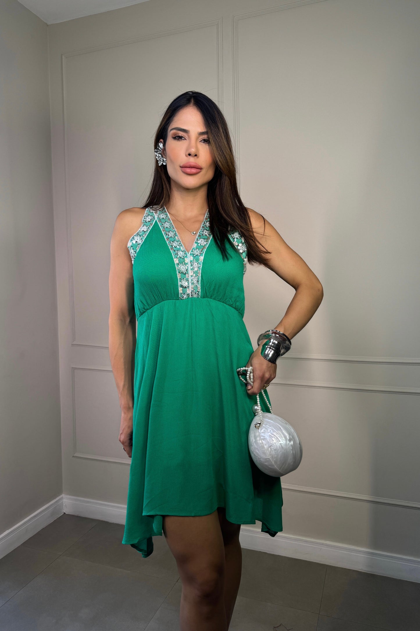 Robe verte à encolure brodée de fleurs