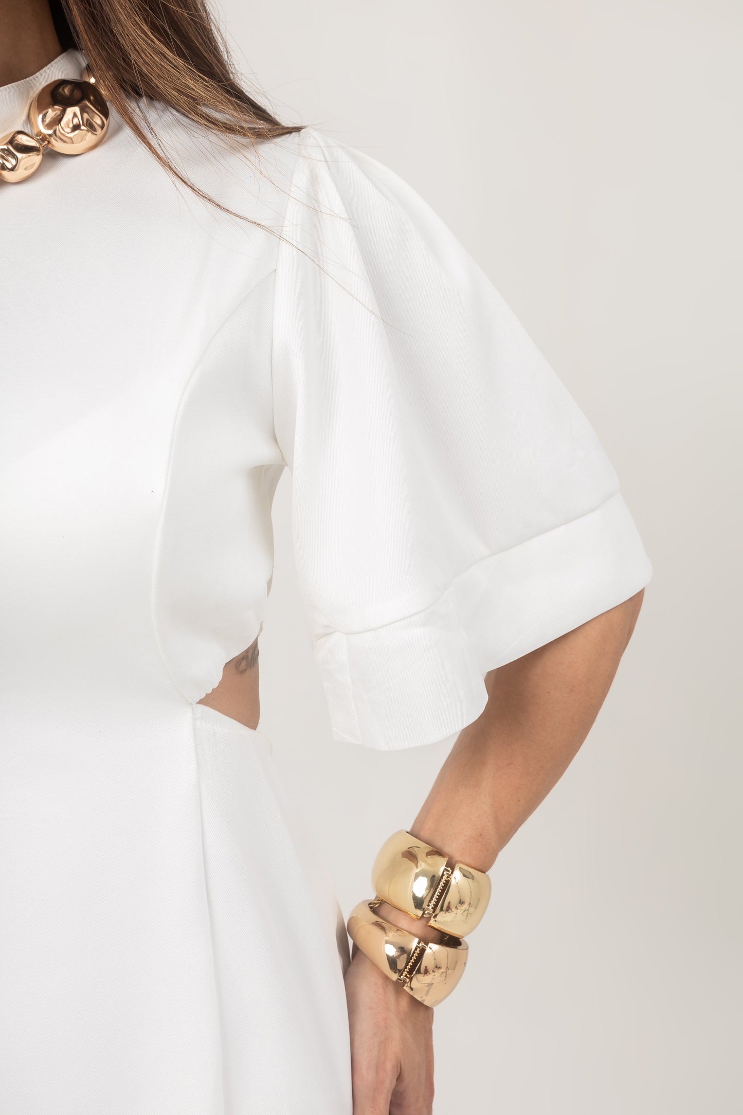 Robe blanche avec décolleté croisé dans le dos