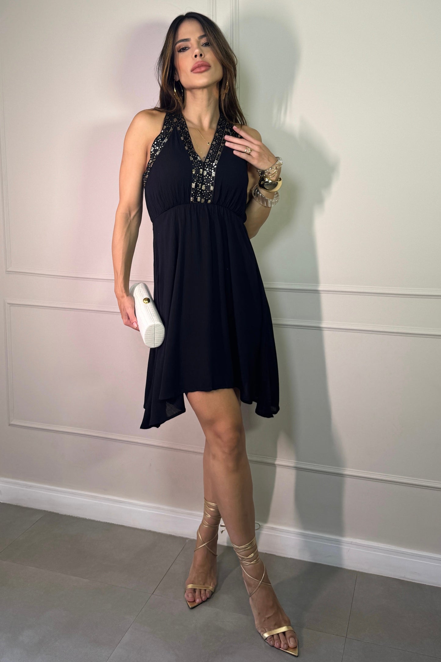 Robe noire à encolure brodée de fleurs
