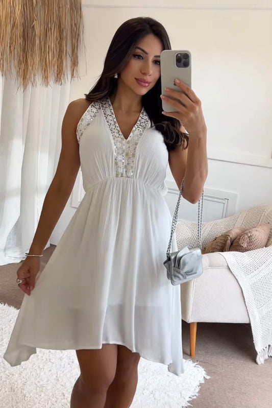 Robe blanche à encolure brodée de fleurs