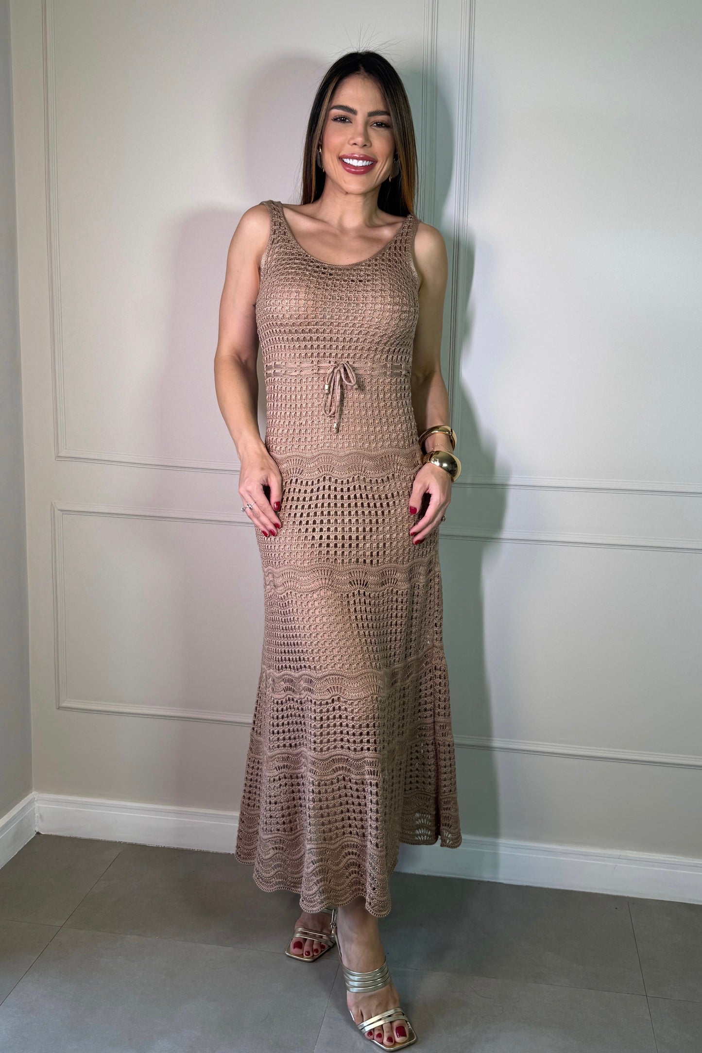 Robe longue en maille à fines bretelles couleur chair