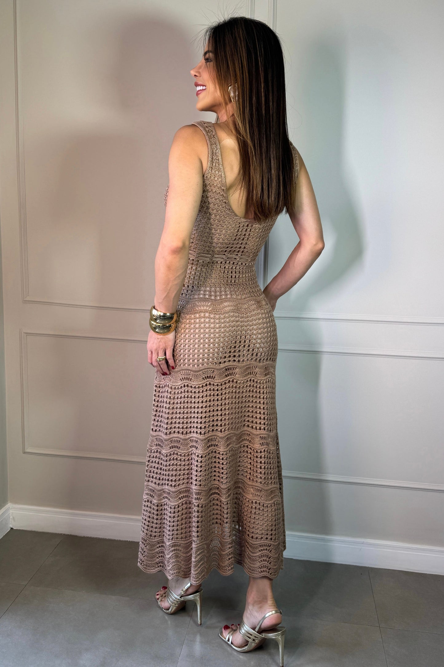 Robe longue en maille à fines bretelles couleur chair