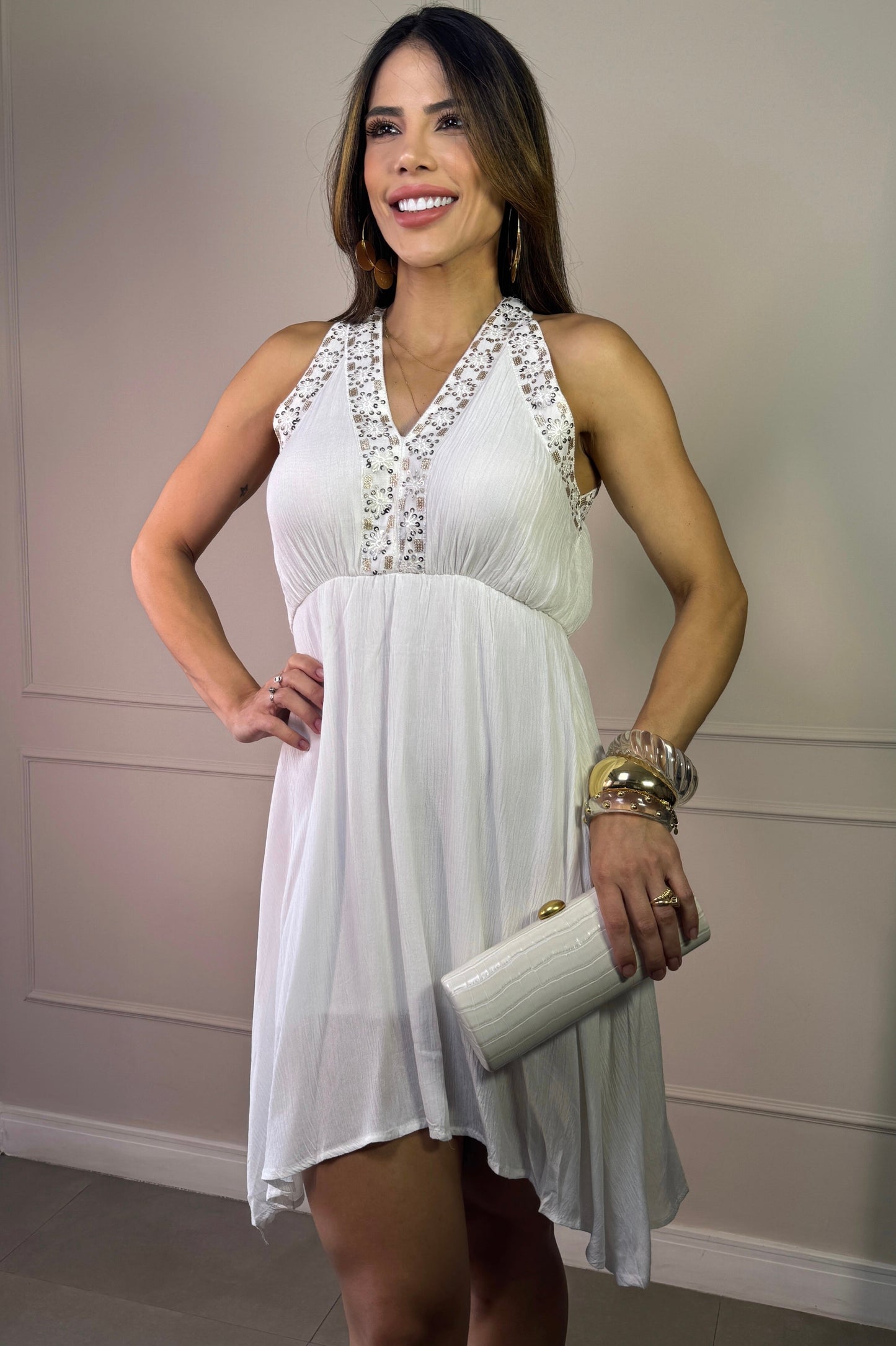 Robe blanche à encolure brodée de fleurs