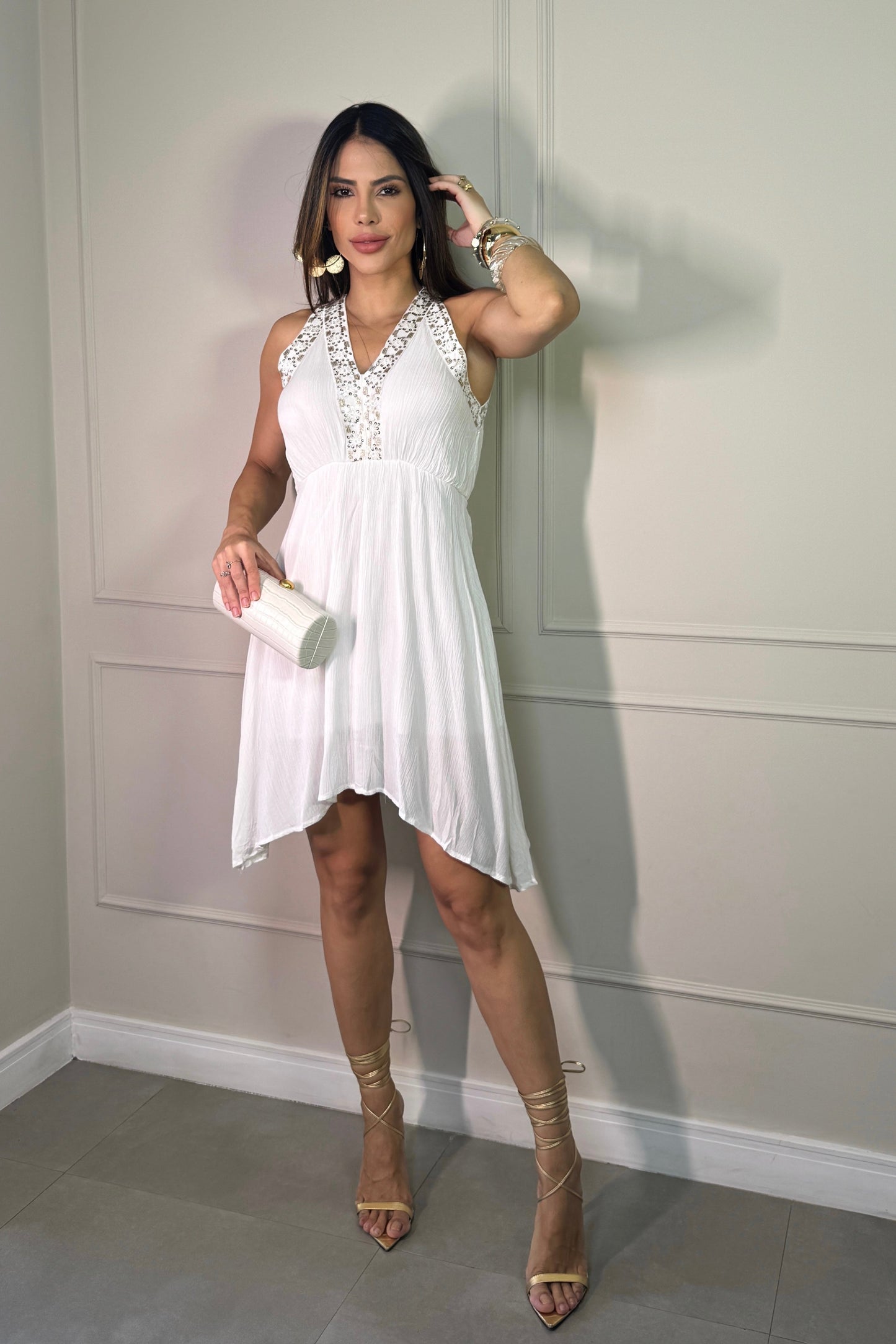 Robe blanche à encolure brodée de fleurs