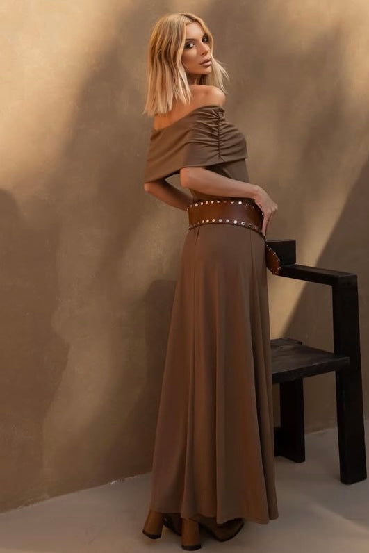 Robe longue marron à épaules dénudées