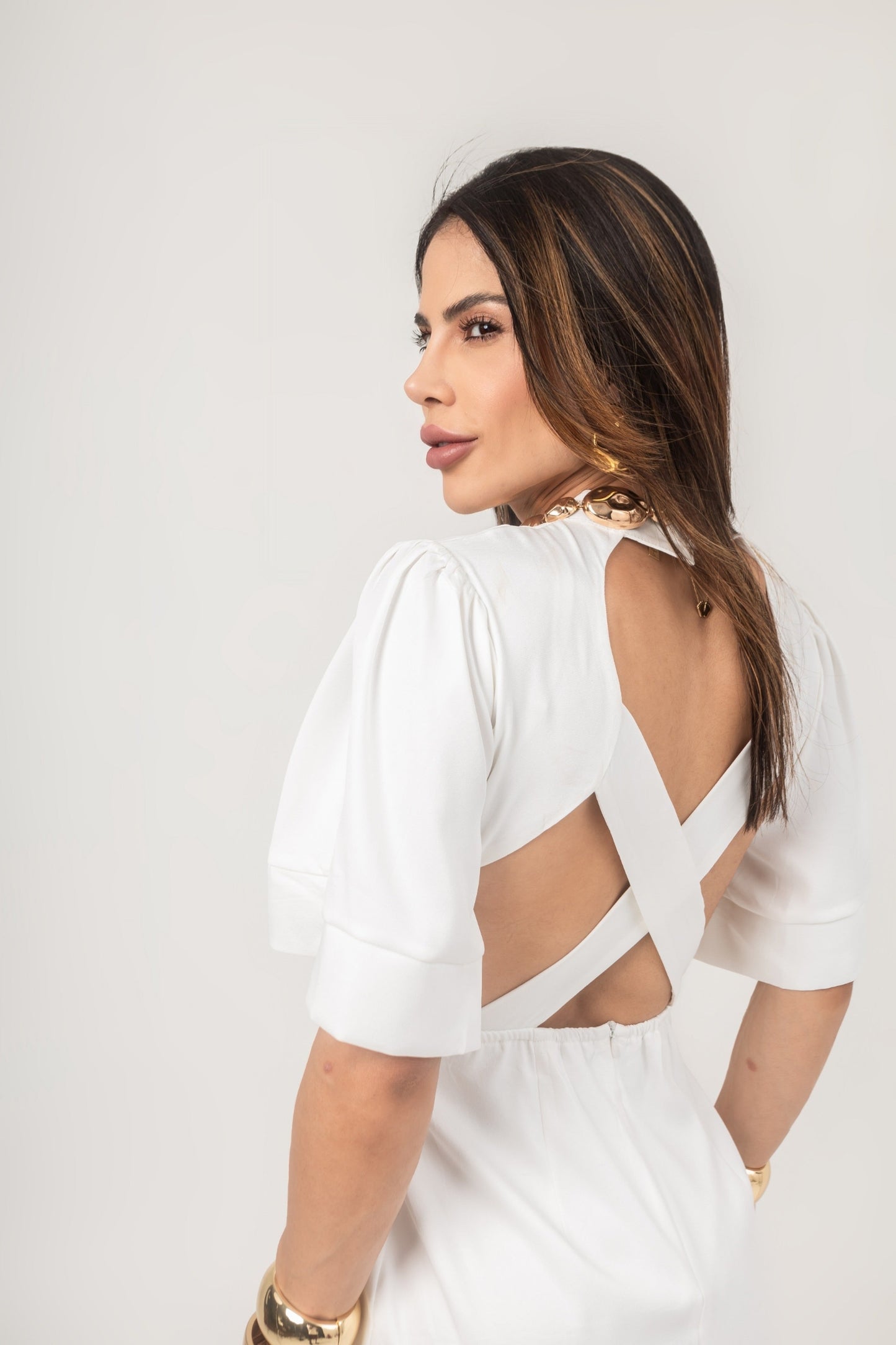 Robe blanche avec décolleté croisé dans le dos