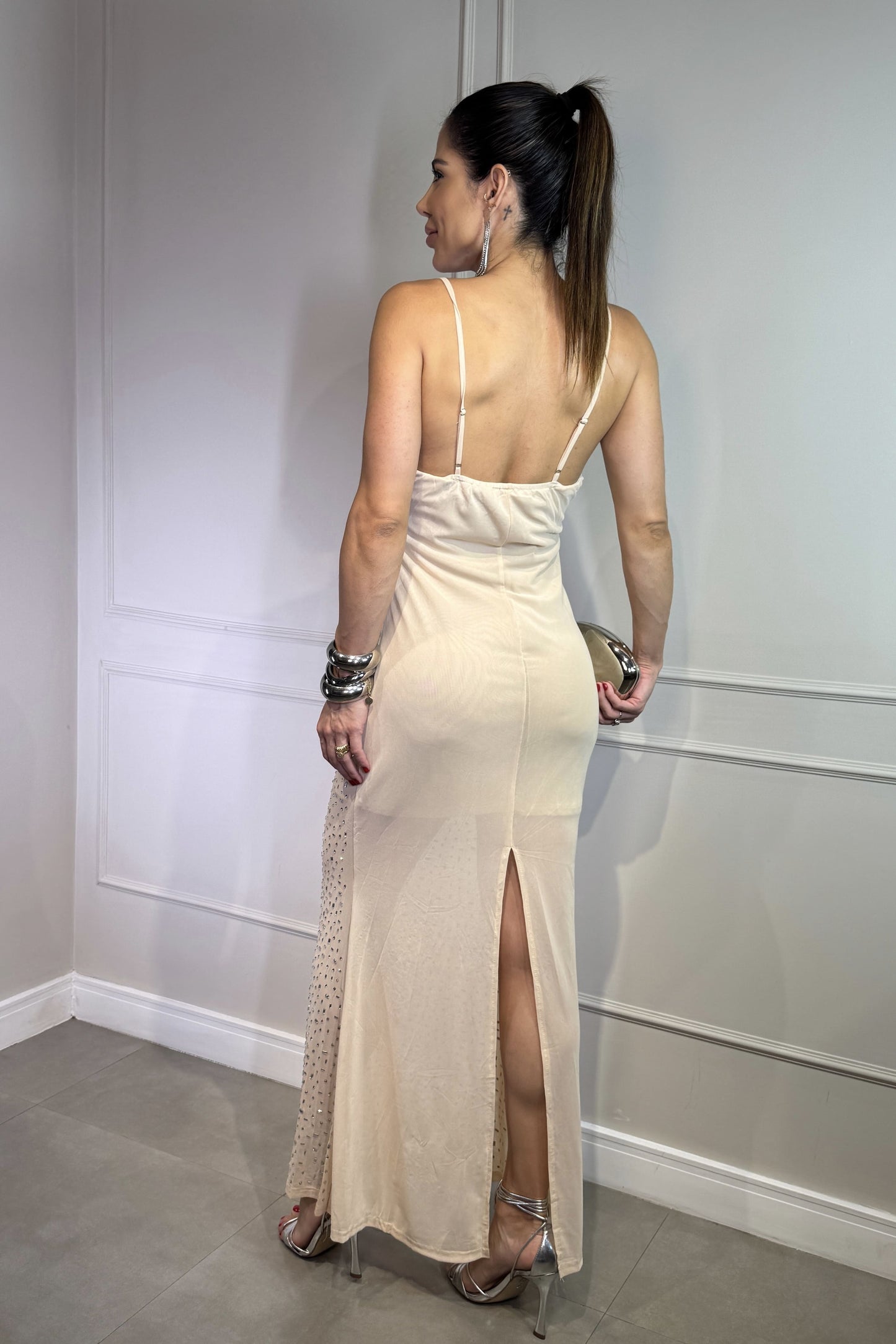 Robe en tulle beige avec strass