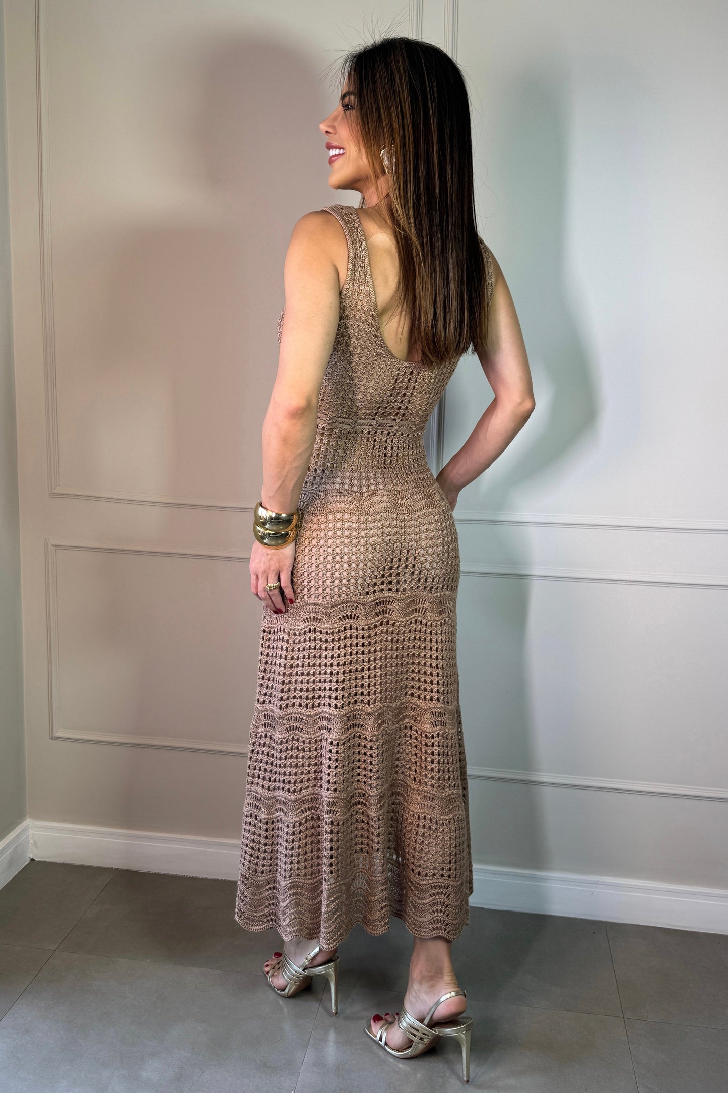 Robe longue en maille à fines bretelles couleur chair
