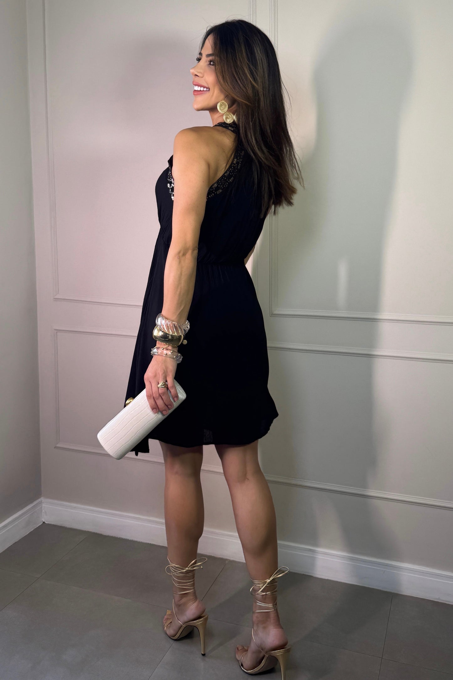 Robe noire à encolure brodée de fleurs
