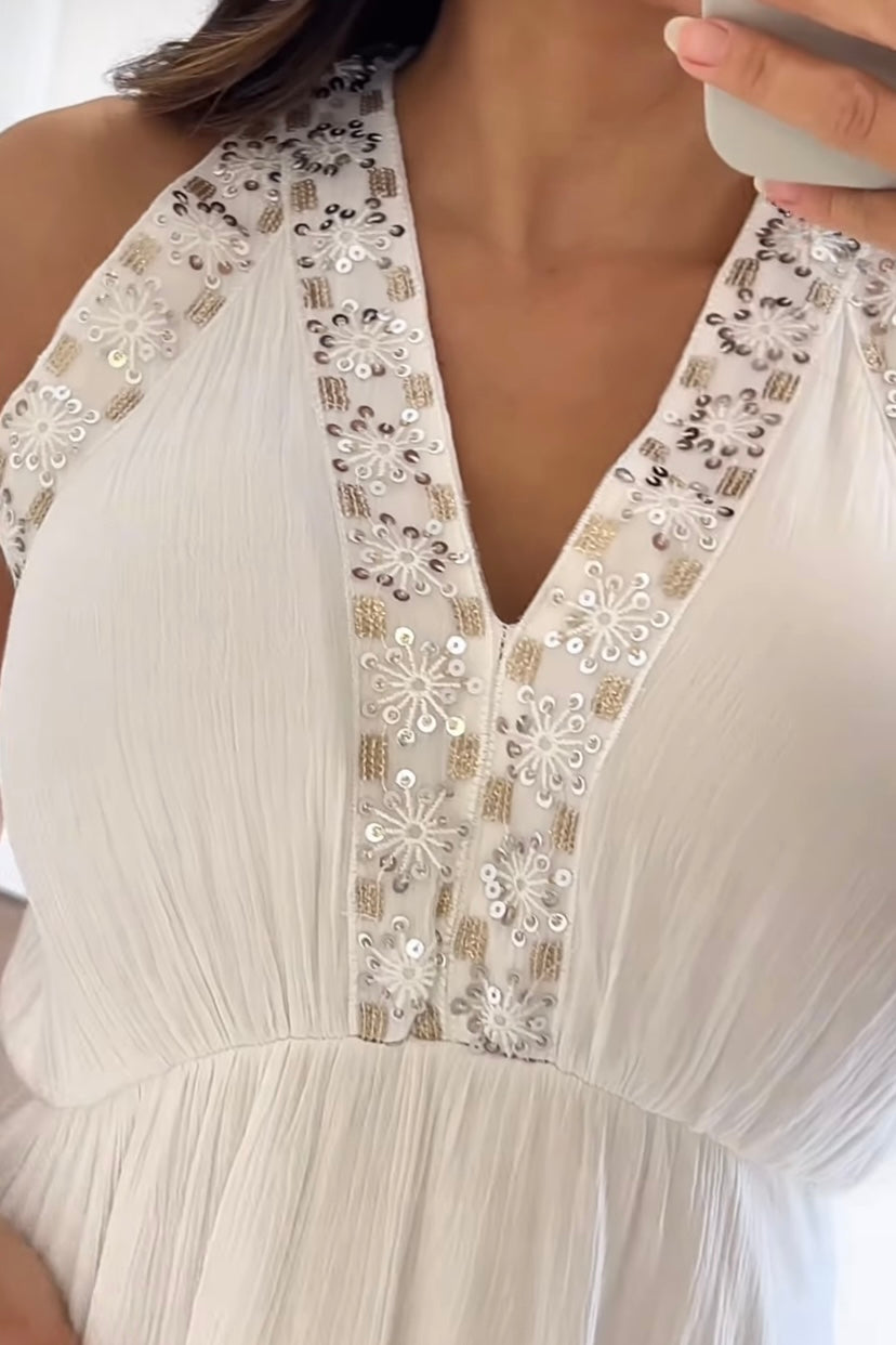 Robe blanche à encolure brodée de fleurs